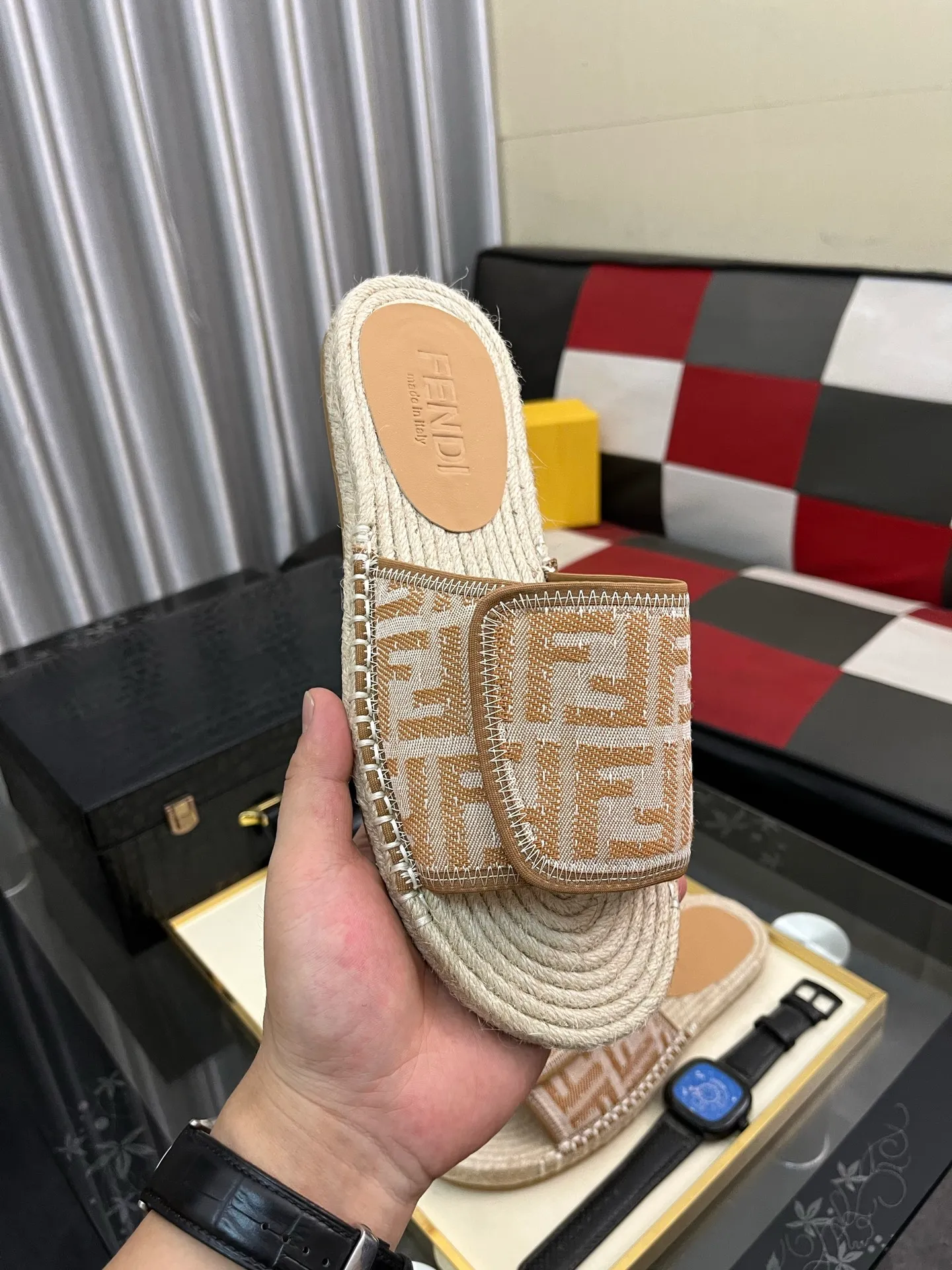 Men's shoes💰320⌚️⌚️[FENDI~Fendi slippers] High-end men's shoes brand official website 1:1 latest masterpiece: original mold customization, fabrics made of imported original materials, upgraded outsole, lighter, top quality in the market, simple and tasteful, a must-have for fashionistas, fashion is at your feet, full of confidence, the same style at the counter👍The season of summer slippers is here. Yardage: 38-44. Can be customized45.46.47